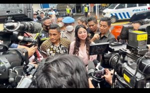 Nangis Histeris! Haters Sujud Ke Sang Ibunda Dewi Persik Demi Mendapatkan Maaf
